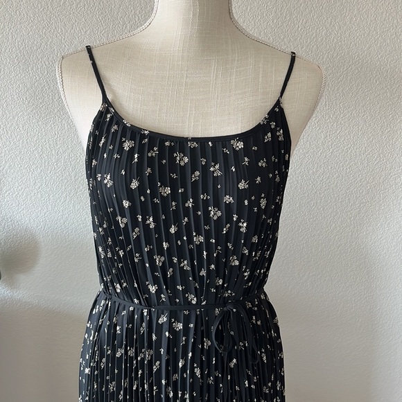 H&M floral pleated dress - Picture 3 of 7